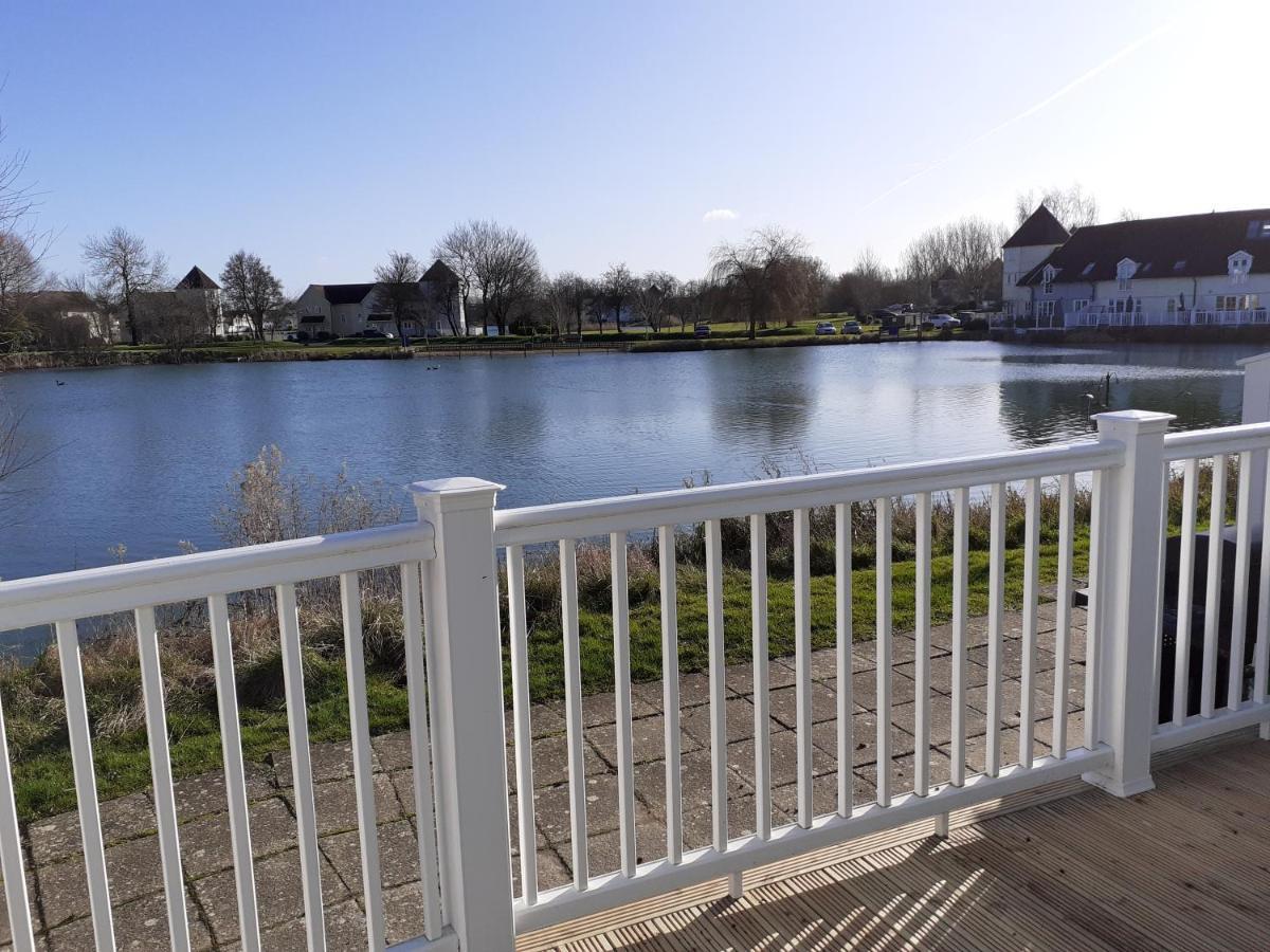 Nyhavn Lakeside Cottage Cirencester Exterior photo
