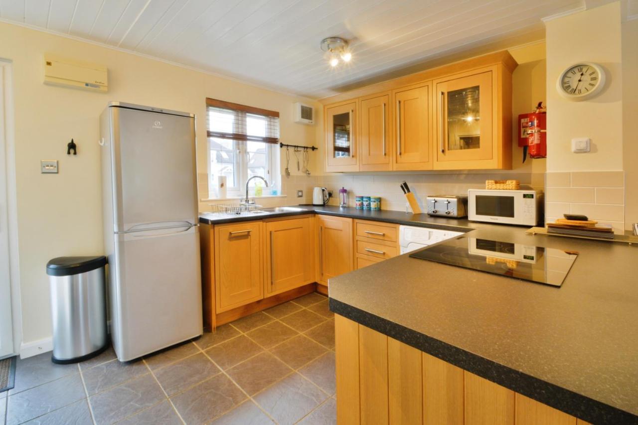 Nyhavn Lakeside Cottage Cirencester Exterior photo