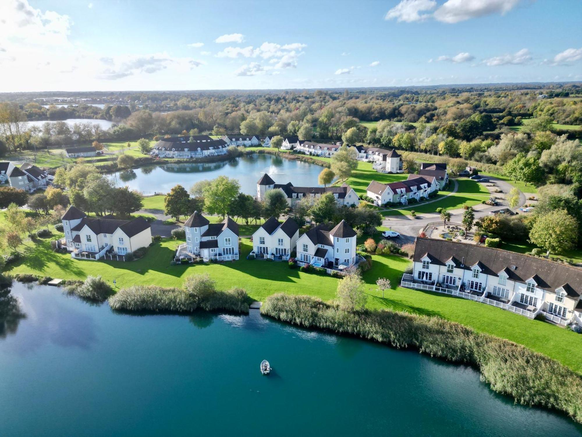 Nyhavn Lakeside Cottage Cirencester Exterior photo